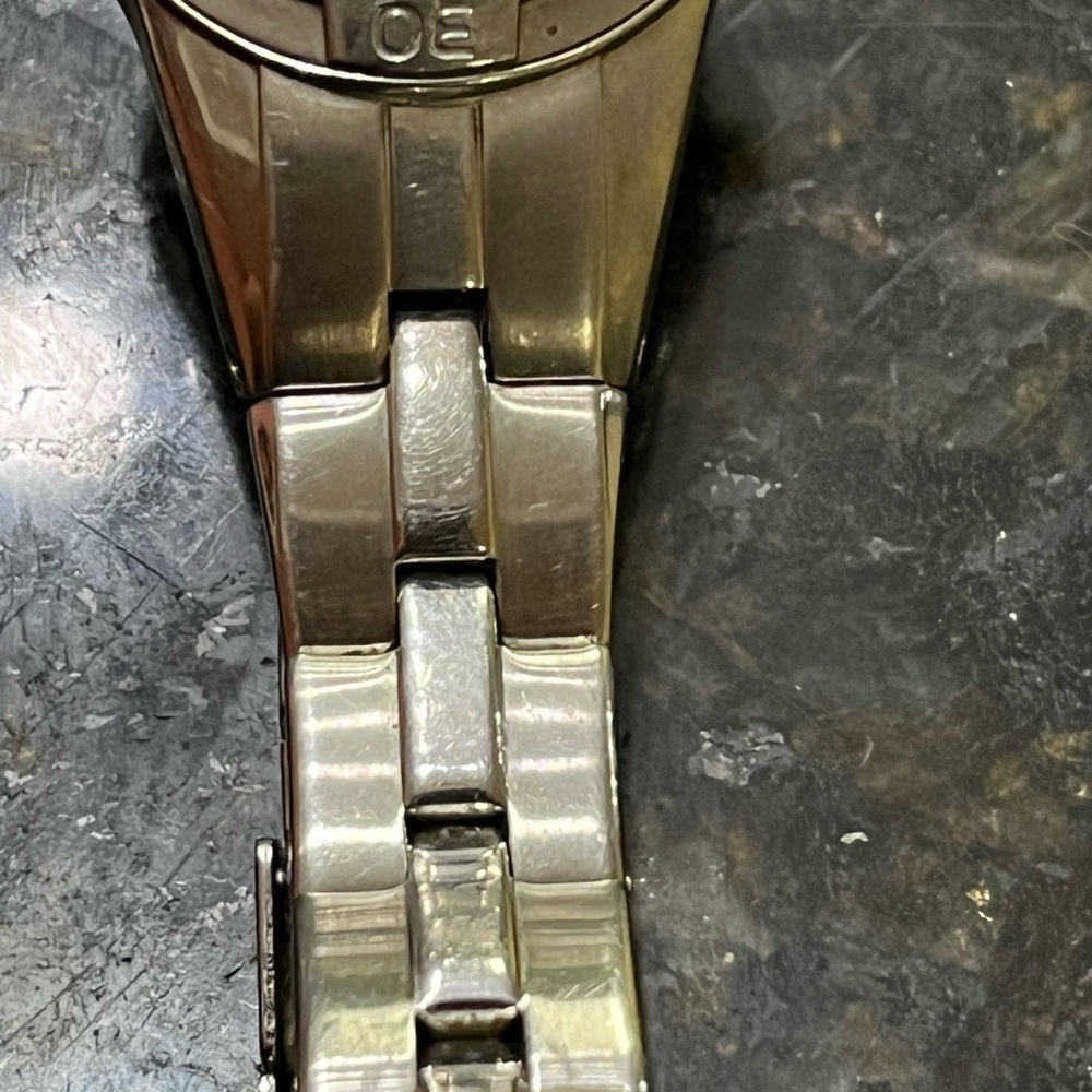 Fossil watch needs battery works great - Picture 1 of 2